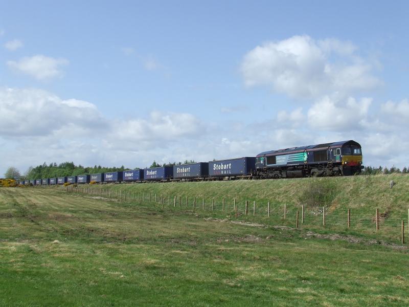 66423 Feabuie: 66423 passing Feabuie with 4N47 Inverness-Grangemouth Photo of 66423 Feabuie