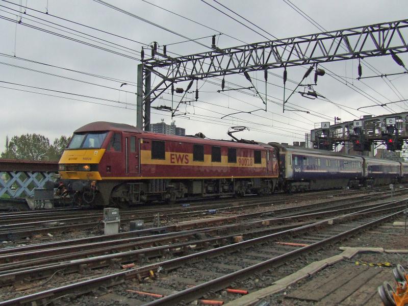 Sleeper 90: 90028 bringing the Sleeper into Glasgow Central Photo of Sleeper 90