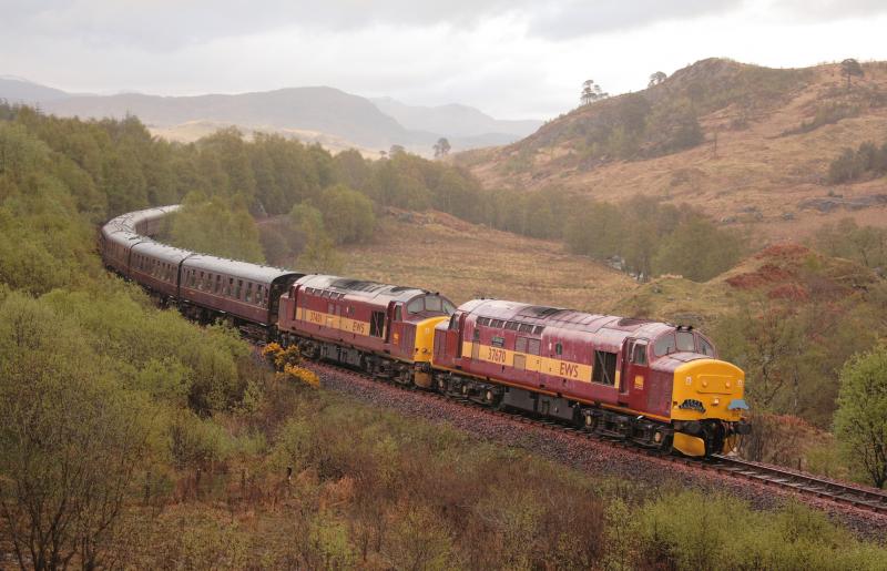 37s Glen Falloch: 37670 and 37401 pass Glen Falloch on 09/05/09 Photo of 37s Glen Falloch