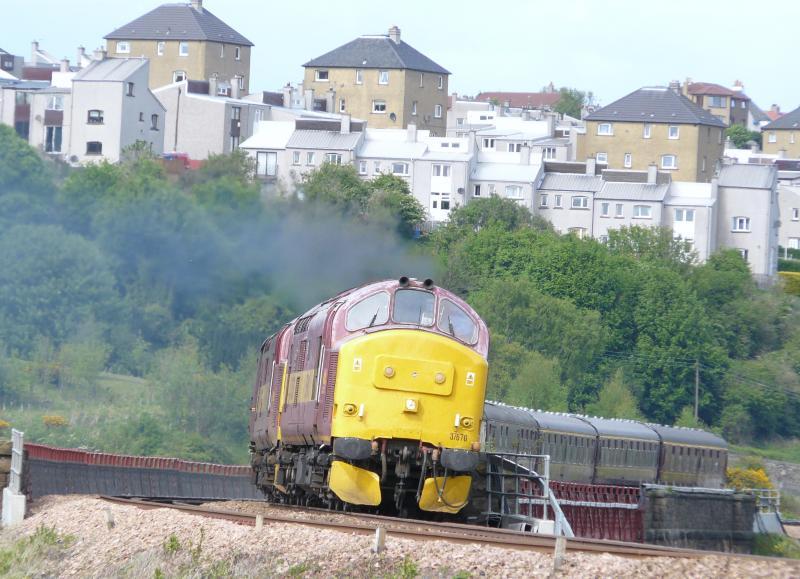 37670 + 37401 at Jamestown 10 th May 09: The 5Z51 ECS Thornton - Boness crossing Jamestown viaduct 10 th May 09. Photo of 37670 + 37401 at Jamestown 10 th May 09