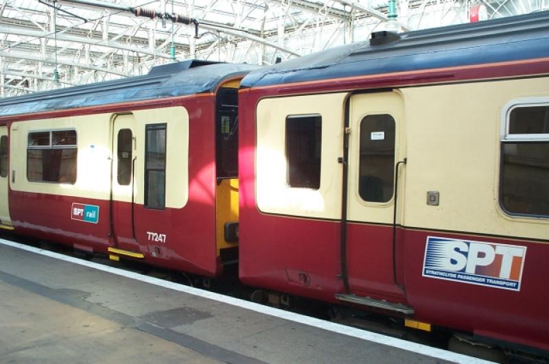 Class 318s coupled. Glasgow C. 06.Aug.06: 318257 coupled to an unrefurbished class 318, at Glasgow Central 6 August 2006 Photo of Class 318s coupled. Glasgow C. 06.Aug.06
