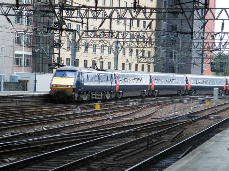 91 126: Class 91 arriving in Glasgow central. Photo of 91 126