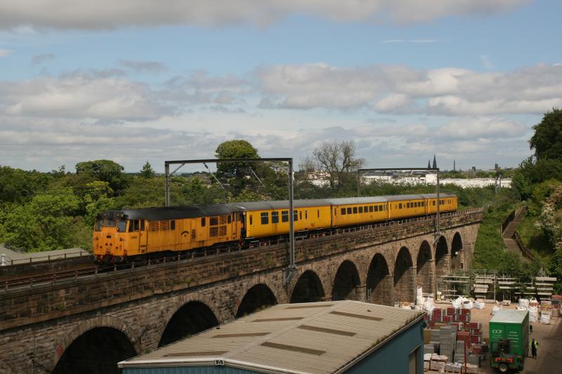 31602 on Slateford Viaduct: 31602 heads west over Slateford Viaduct with 1Q20 on 28 May 2009 Photo of 31602 on Slateford Viaduct