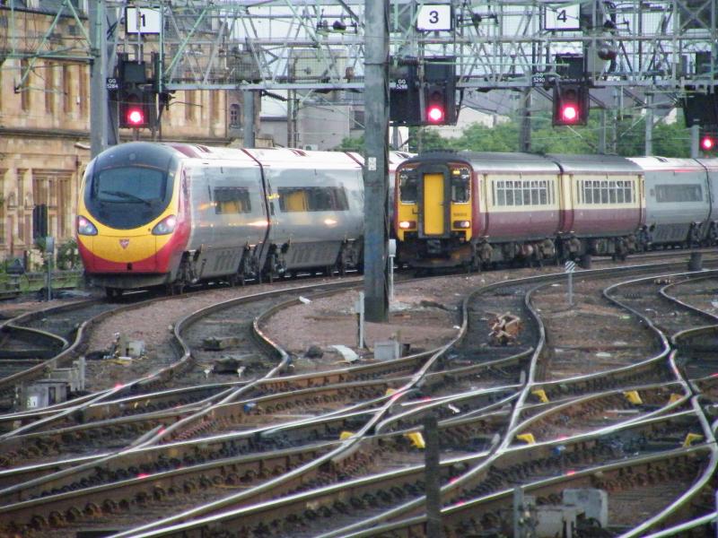 390-052 and 156-513: The Pendolin leaves Glasgow central whilst the 156 waits for the signals to change. Photo of 390-052 and 156-513