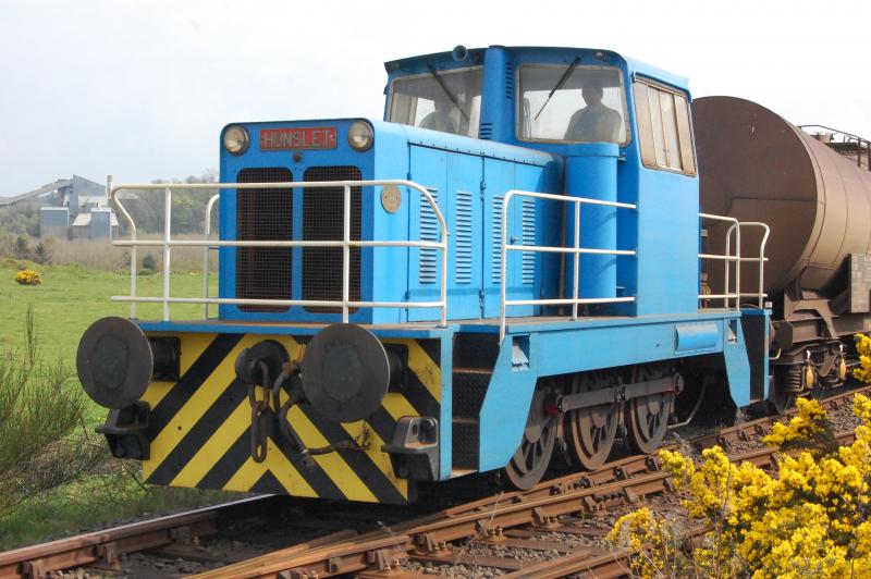 Irvine shunter: A hunslet 0-6-0 shunter bringing slurry tanks into the paper mill at Irvine Photo of Irvine shunter