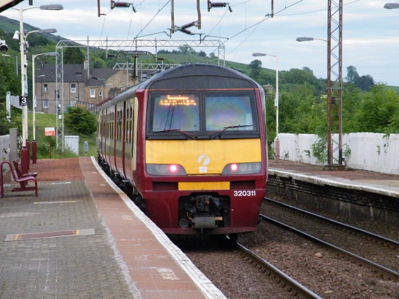 320-311: Leaving Bowling heading to Springburn. Photo of 320-311