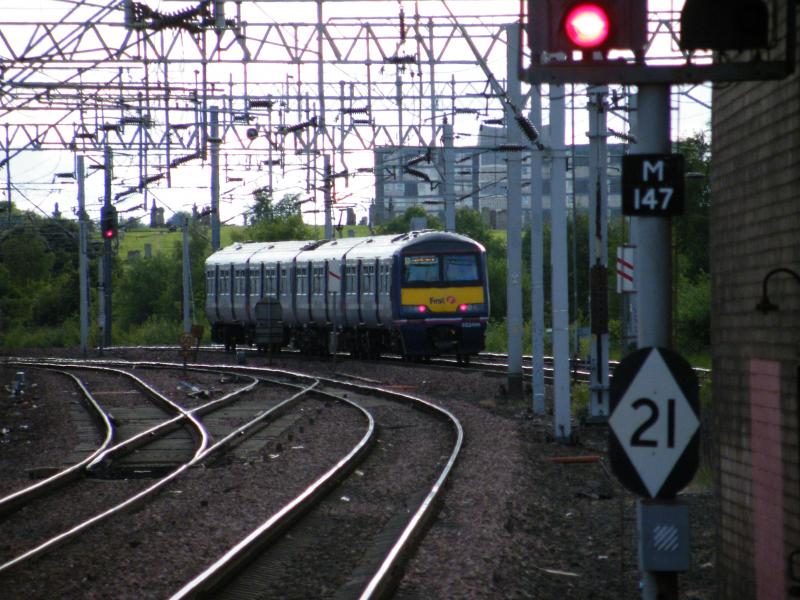 322-485: Awaiting a signal at Newton. Photo of 322-485