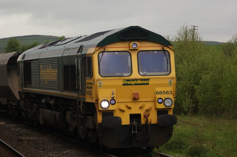 66563 freightliner in 2009: at halifield station Photo of 66563 freightliner in 2009