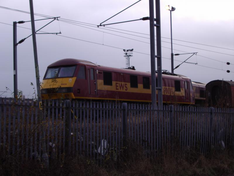 90 039 stabled at Motherwell MPD: 90 039 stabled at Motherwell MPD in the sidings that held the Royal Mail coaches next to the fueling bay. (18.12.05) Photo of 90 039 stabled at Motherwell MPD
