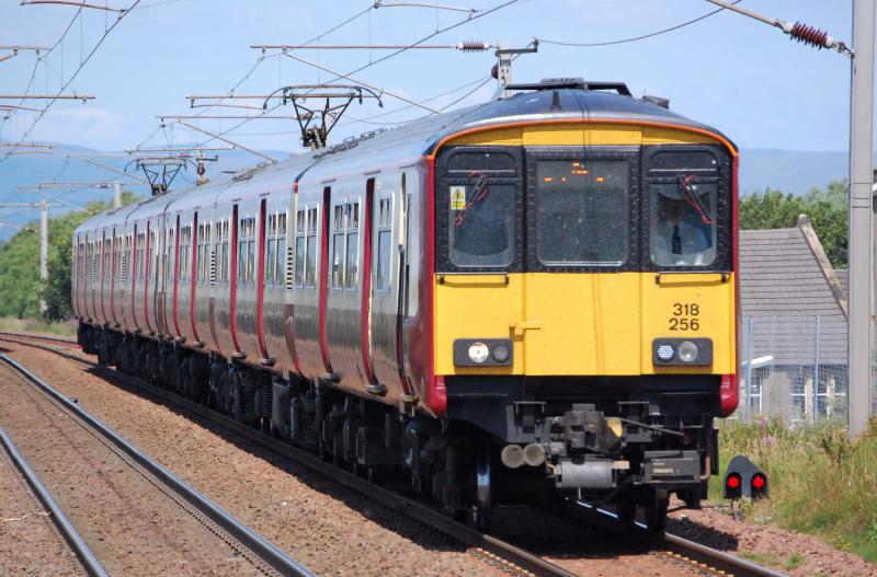 318s at Irvine: 318256 leads sister unit 318264 into Irvine with the 1230 Glasgow-Ayr on Sat July 11th 2009 Photo of 318s at Irvine