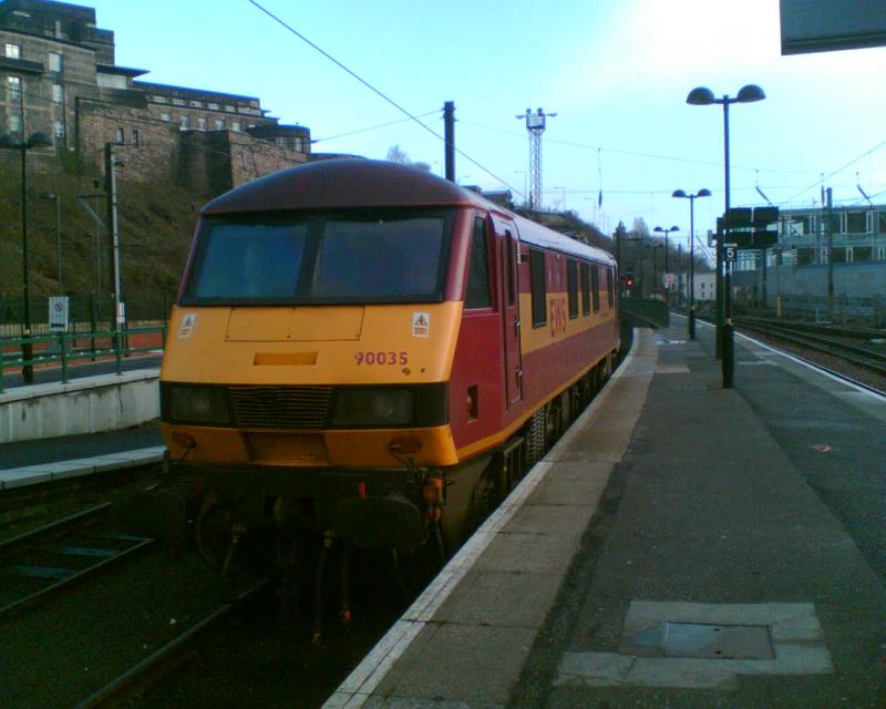 90035: 90035 sitting in bay platforms east end Edinburgh Waverley 09/01/07 Photo of 90035