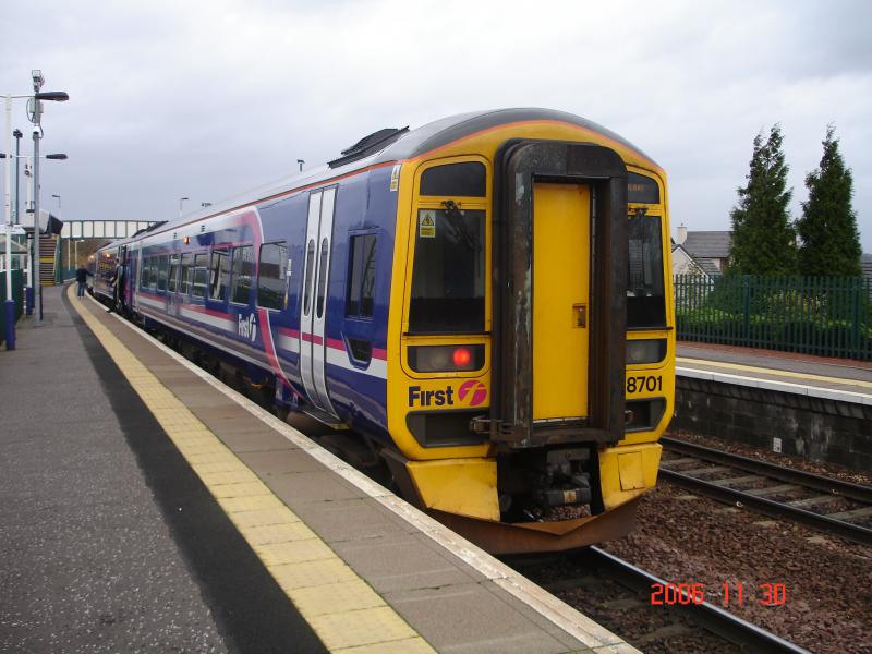 158701.JPG: DMU 158701 AT cAMELON sTATION Photo of 158701.JPG
