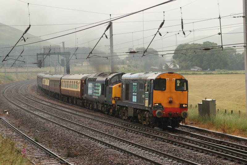 West Highlander at Abington: 20302 +37069 move off from the Abington down loop with the Spitfire Tours West Highlander in the pouring rain on 17 July 2009 Photo of West Highlander at Abington