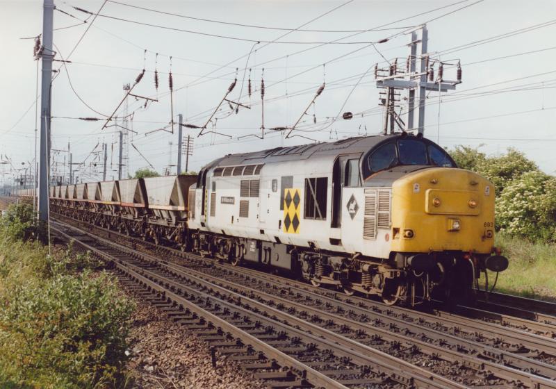 37693 at Mossend North Jcn: 37693 at Mossend North Jcn (Wed 24th June 1992 ?) Thanks to 37001 for the possible correct date, see thread.......http://www.scot-rail.co.uk/thread/169361/page2/ Photo of 37693 at Mossend North Jcn