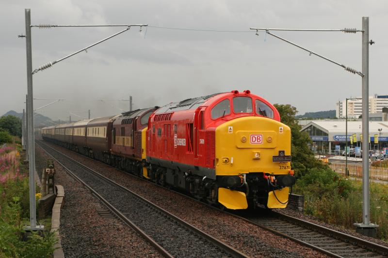 37670 leads 37401 on 1Z24 through Edinburgh Park: In the name o' the wee man, whit sortae colour's that? Bowfin' red? As Stan Freeberg said Photo of 37670 leads 37401 on 1Z24 through Edinburgh Park