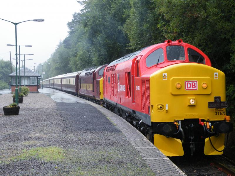 37-670 and 37-401: Stopped at Arrochar and Tarbet station whilst on route to Oban.
The Northern Belle. Photo of 37-670 and 37-401