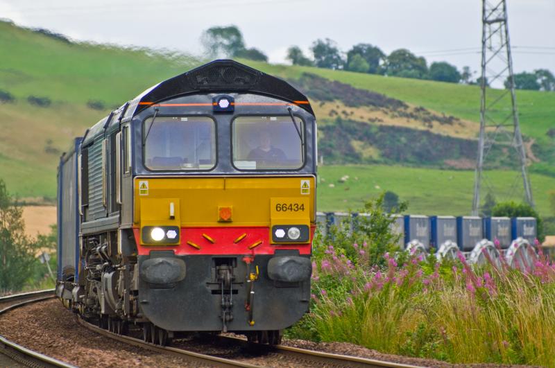 66434: 66434 heads south at Forgandenny 04/08/09 Photo of 66434