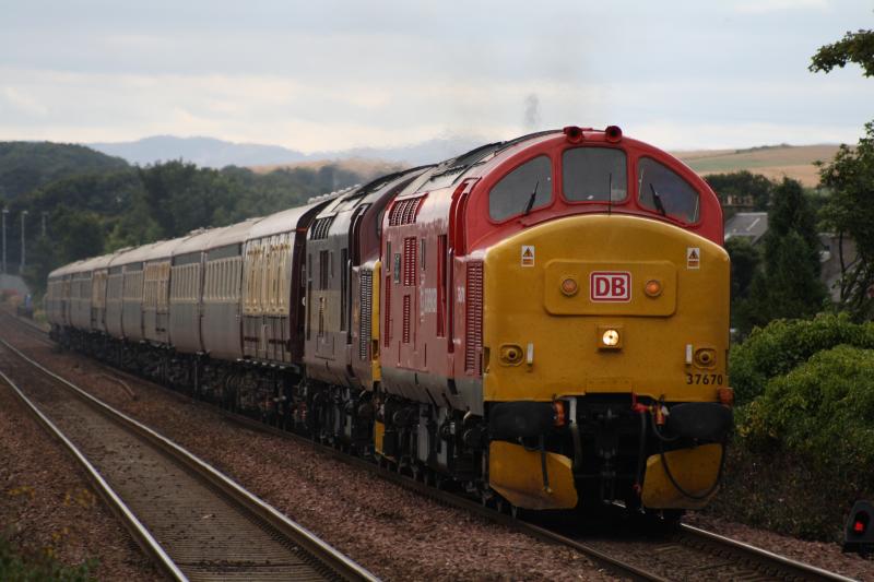 1Z37 NORTHERN BELLE: 37670 and 37401 power North through Kirkcaldy with 1Z37 on 8th August 2009 Photo of 1Z37 NORTHERN BELLE