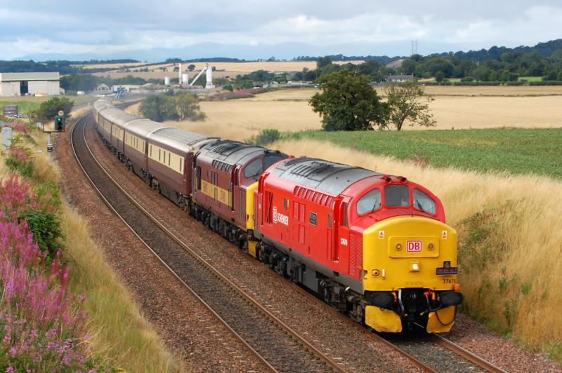 Photo of 37670 + 37401 Northern Belle