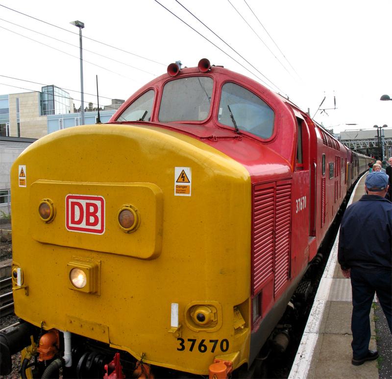 37670 Close Up At Waverley: 37670 Close Up At Waverley at the end of it's leg of the Northern Belle trip Photo of 37670 Close Up At Waverley