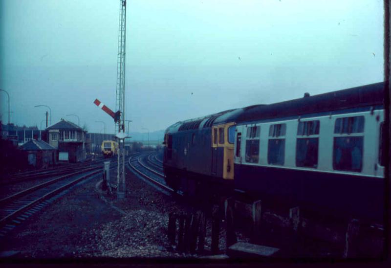 27112 at Stirling: Departing Stirling in January 1981 with the 1044 from Queen Street to Dundee.
Originally D5401 she is now on the Great Central Railway. Photo of 27112 at Stirling