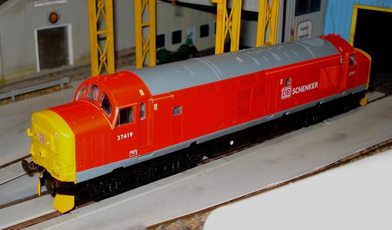 37419: My resprayed model of 37419, 37670 is currently in the Photo of 37419