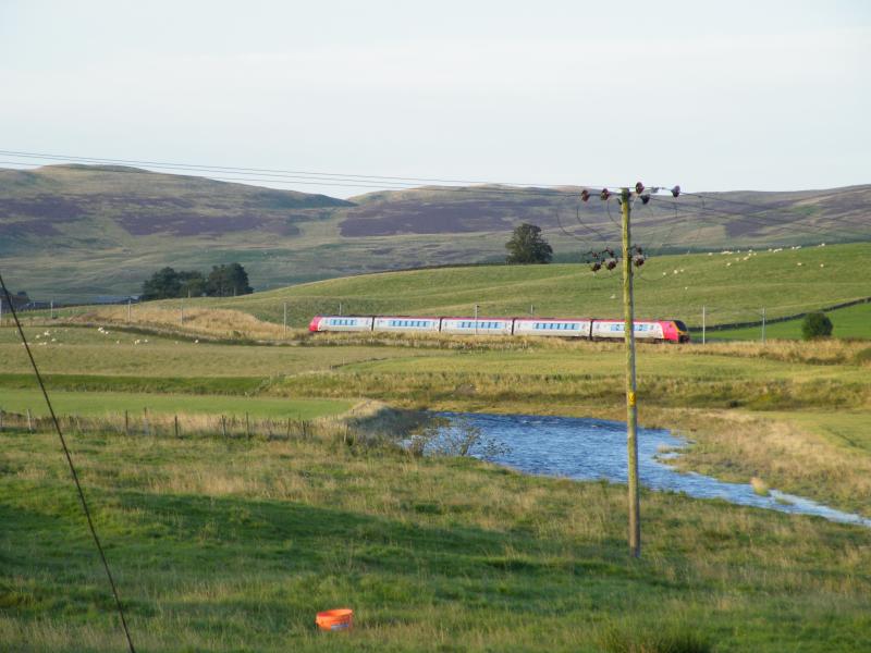 Photo of A Virgin Voyager passing Abington services