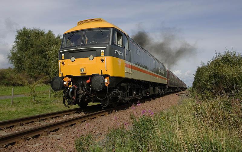47643 at Kinneil Station : Class 47 47643 restarts from Kinneil Station on the afternoon of 28.08.09, the only locomotive to produce clag of this type during the day! Photo of 47643 at Kinneil Station