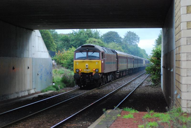 57601 on rear of 1Z32: 57601 Tails 40145 On the 1Z32 to Inverness as it leaves Crossmyloof Station Photo of 57601 on rear of 1Z32