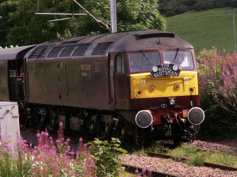 Royal Scotsman 47804: Gliding into Dunrod passing loop Greenock on 27th Aug 2009 is 47804 awaiting the passing of a 314 from Wemyss Bay Photo of Royal Scotsman 47804