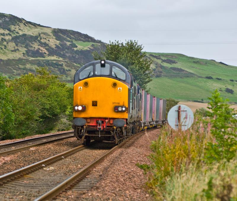37036/37611: 37036 and 37611 head south at Forgandenny 23/09/09 Photo of 37036/37611