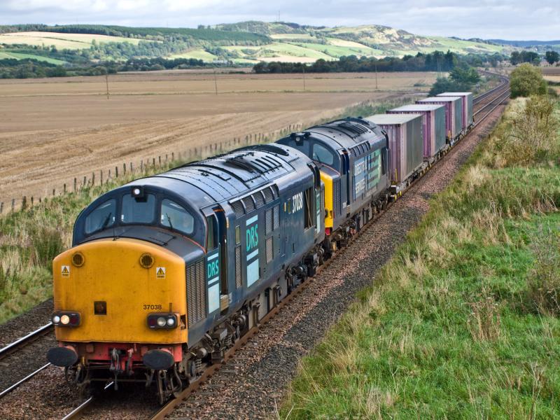 37036/37611: 37036/37611 head south at Forteviot 24/09/09 Photo of 37036/37611
