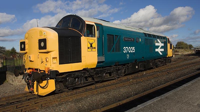 37025 at Bo'ness: A wide angle image of 37025 exiting the yard at Bo'ness to work the 4.15 Bo'ness to Birkhill on 26.09.09. Photo of 37025 at Bo'ness
