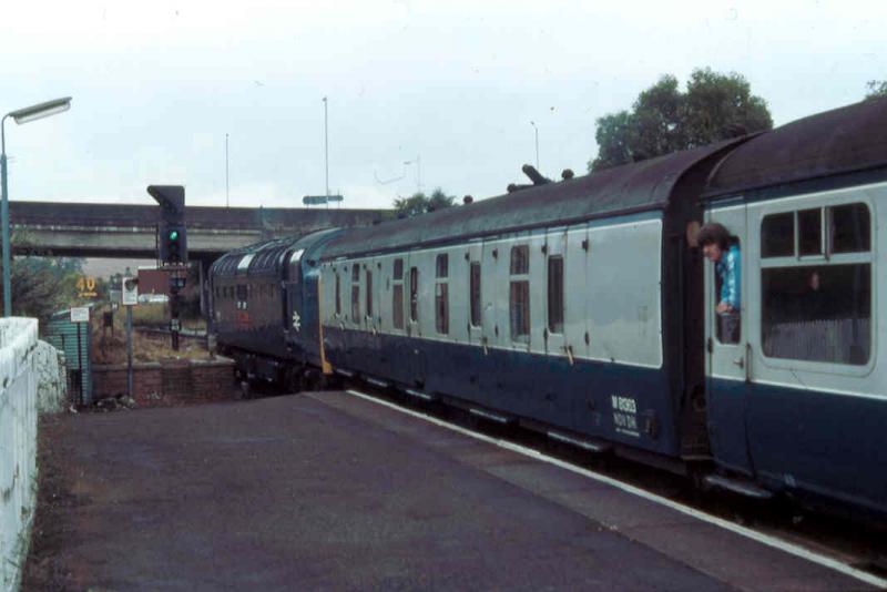 Better than a 47 : 55019 ROYAL HIGHLAND FUSILIER powering away from Inverkeithing with the 1455 Waverley to Aberdeen in September 1981. Photo of Better than a 47