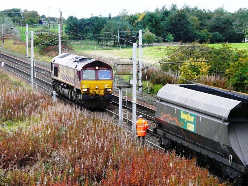 66102 to the rescue of 6M31 at Ravenstruther: EWS 66102 arrives at Ravenstruther to rescue failed Freightliner 6M31 at 11.22 on 29.09.2009. Photo of 66102 to the rescue of 6M31 at Ravenstruther