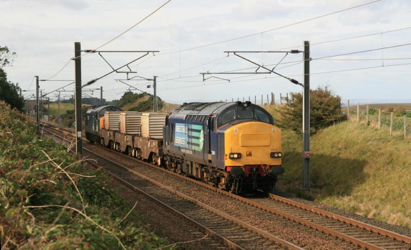 6M50 passing Torness: 37611 leads 37038 passing Torness Power Stn. on 6M50 Torness to Carlisle approaching MP 34 3/4 Photo of 6M50 passing Torness