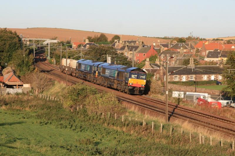 6S43 passing East Linton: 66424 + 66427 passes East Linton at 08.52 on 6S43 Carlisle to Torness Flasks Photo of 6S43 passing East Linton