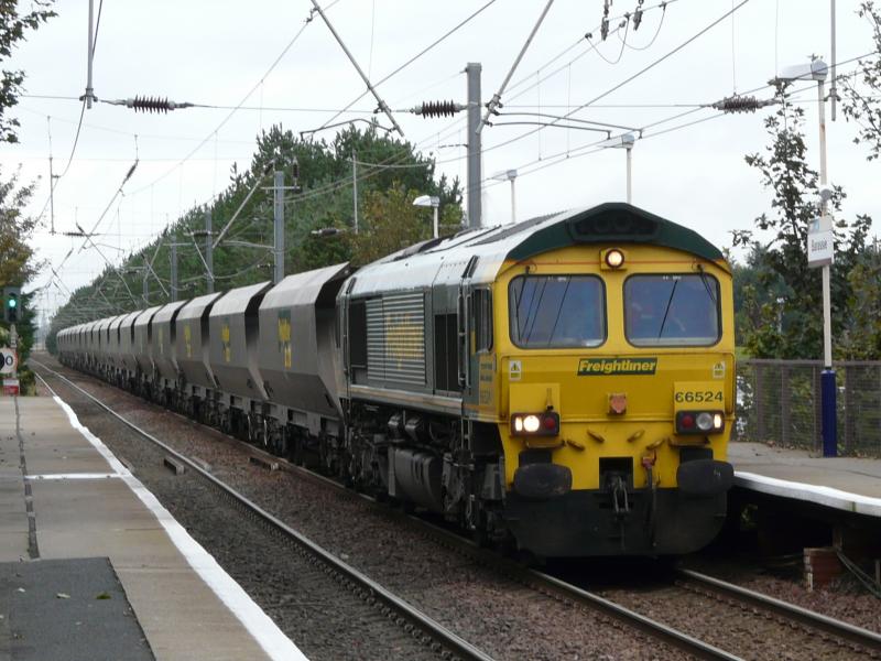 66524 pulls through Barassie Station : 66524 pulls through Barassie Station with Longannet empties on 4C07 for Barassie Yard at 15.15 on 10 October 2009 Photo of 66524 pulls through Barassie Station