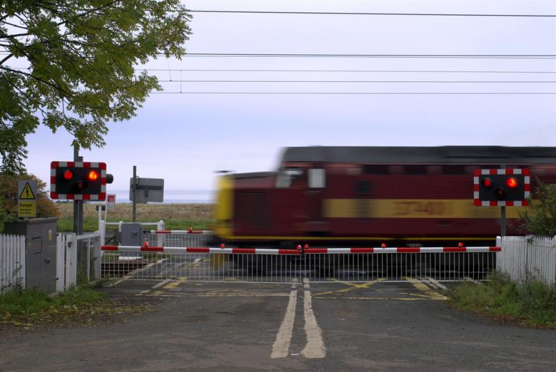 37401 at St Germains Crossing, Nr. Longniddry: One way of dealing with very little light as 37401 works 6B44 Oxwellmains - Powderhall empty Photo of 37401 at St Germains Crossing, Nr. Longniddry
