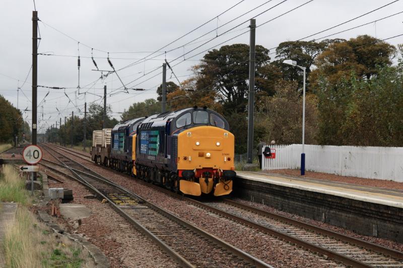 37688 + 37194 on 6M50 passing Bruce at Prestonpans: 37194 + 37688 on the early running 6M50 15.07 Torness to Carlisle 15.40 passing through Prestonpans. ( bruce Kitchener checking his camera ) Photo of 37688 + 37194 on 6M50 passing Bruce at Prestonpans