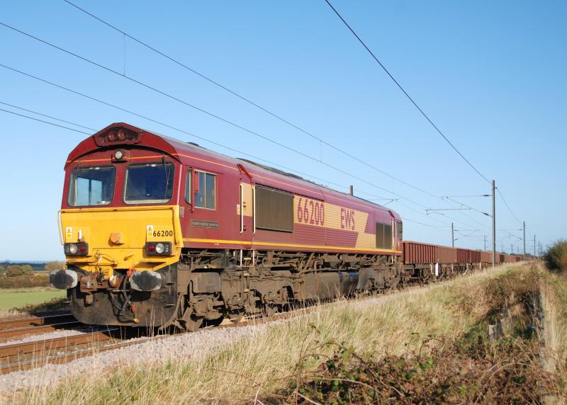 66200: 66200 sits in the sun at Stenton on Sat 17th Oct 2009 during the weekend ECML engineers work. Photo of 66200
