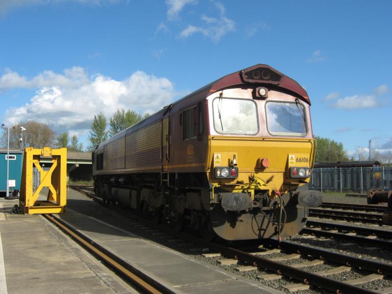 EWS Class 66: Ews class 66 66106 sits in Ews's Grangemouth depot while shunting intermodal wagons to form the Grangemouth Mossend intermodal Service on the 12 July 2009 Photo of EWS Class 66