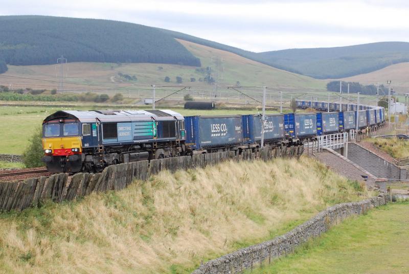 Todays Tesco but not tomorrows: Shortly to be taken over by DBS, train 4S43 Daventry to Grangemouth passes Elvanfoot on 25th Sep 09. Photo of Todays Tesco but not tomorrows