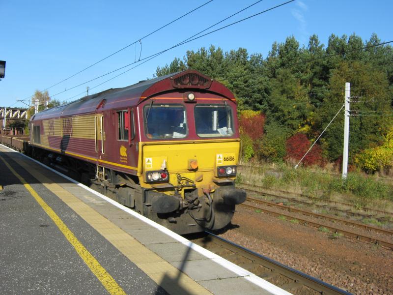 66186 Carstairs: EWS Class 66 66186 heads south through Carstairs on the 16/10/09 hauling 6E30 Dalzell Lackenby empty steel slabs. Photo of 66186 Carstairs