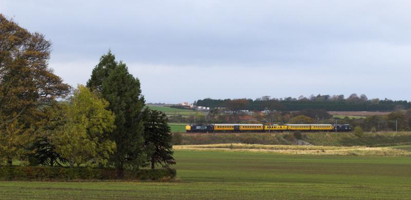 37602 approaching Markle crossing with 1Q18: Having checked the North Berwick Branch, 37602 (with 37607 on the rear) heads south with 1Q18. 28 October 2009 Photo of 37602 approaching Markle crossing with 1Q18