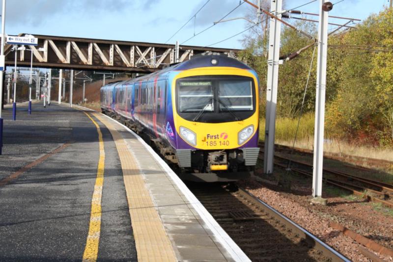185140: 185140 Passing Carstairs sat 31/10/09 on its way to Manchester Airport from Glasgow Central. Photo of 185140