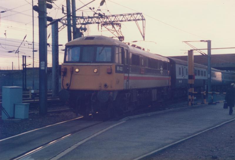 86433 entering Polmadie carriage sidings: 86433 entering Polmadie carriage sidings with an ECS from Central Station. Photo of 86433 entering Polmadie carriage sidings