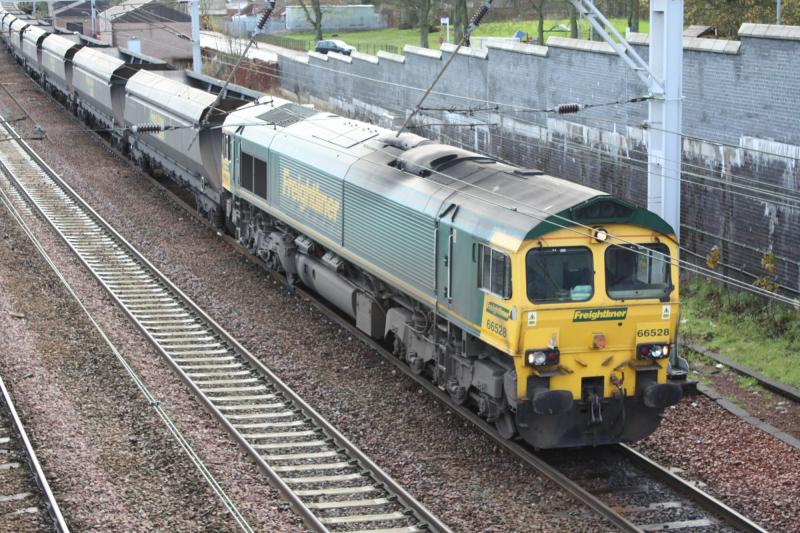 66528: 66528 Sitting at Carstairs Station with load of empties for Ravenstruther Saturday 7/11/09 10:45 Photo of 66528