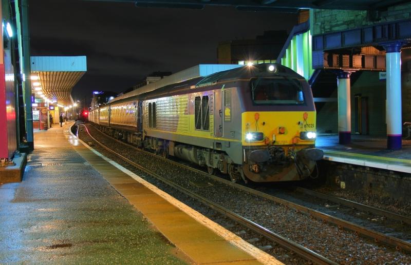 Fife Skip: 67025 calls at Haymarket on 27.01.09, while returning to Edinburgh with the evening 2G13 Fife Circle service. Photo of Fife Skip
