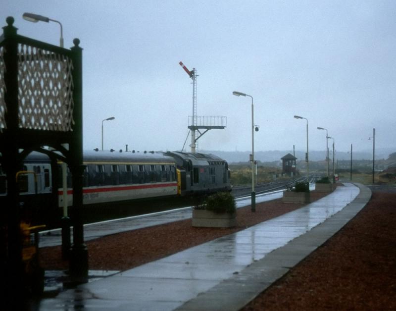 37088 Montrose (2A74 of 1990): In response to
http://www.scot-rail.co.uk/message/185648
a photo of this mad train at Montrose on 6 Sept 1990, 37088 on load 2. Photo of 37088 Montrose (2A74 of 1990)